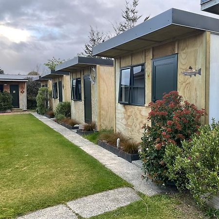 Mountains Edge Cabins Monowai Bagian luar foto