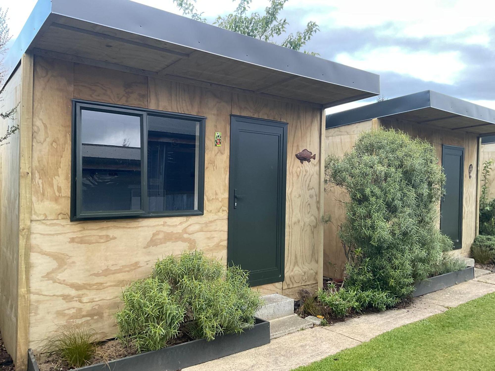 Mountains Edge Cabins Monowai Bagian luar foto