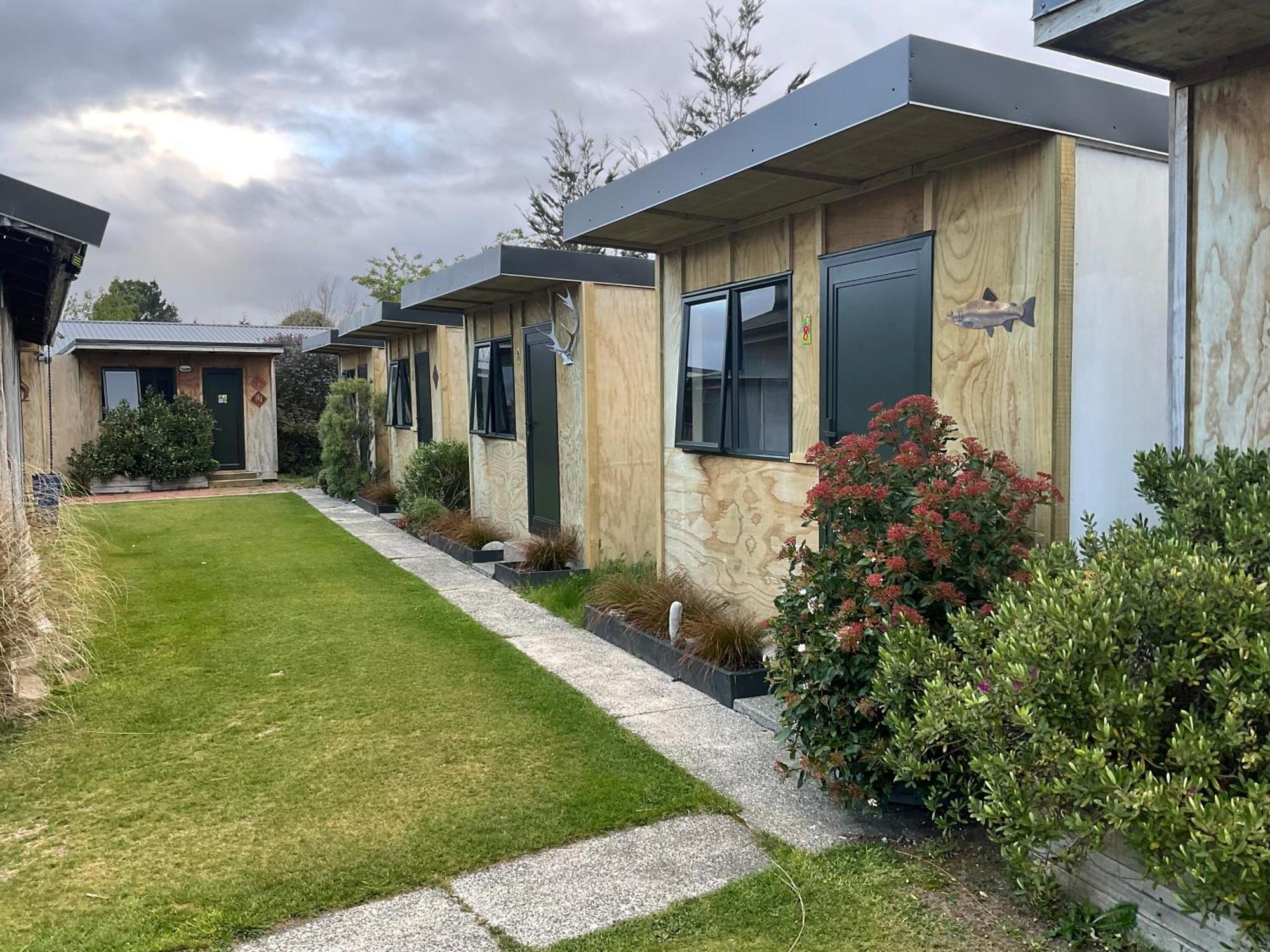 Mountains Edge Cabins Monowai Bagian luar foto