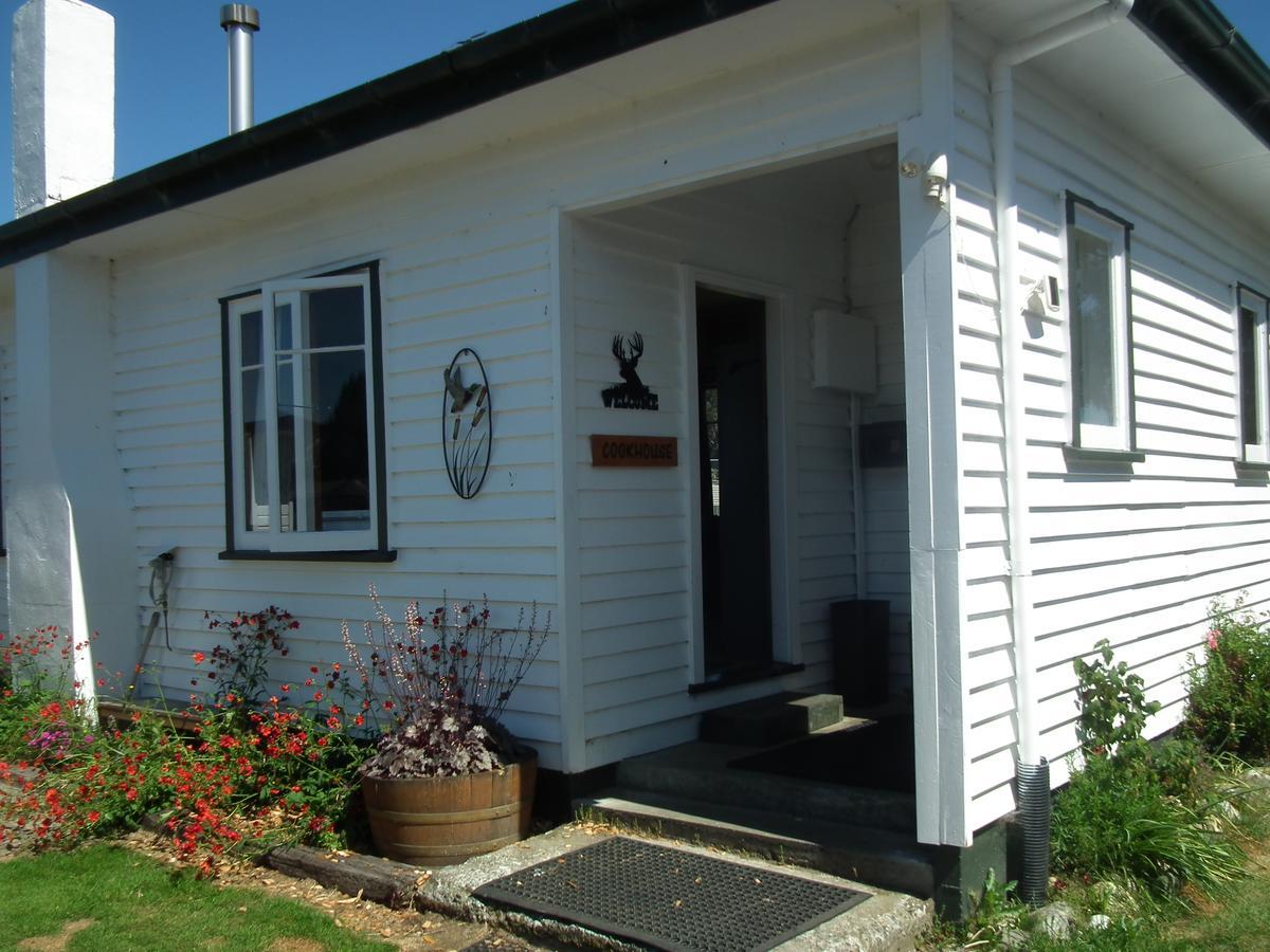 Mountains Edge Cabins Monowai Bagian luar foto
