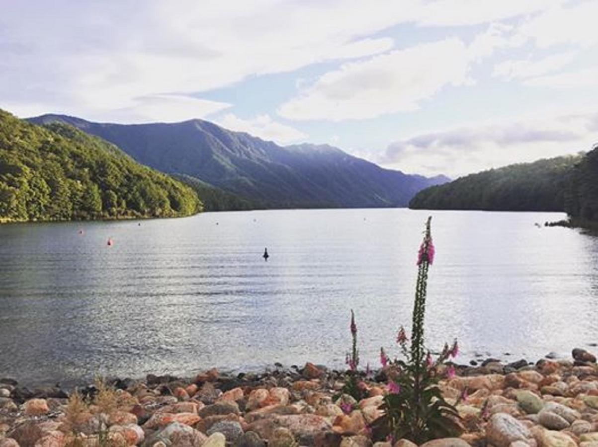 Mountains Edge Cabins Monowai Bagian luar foto