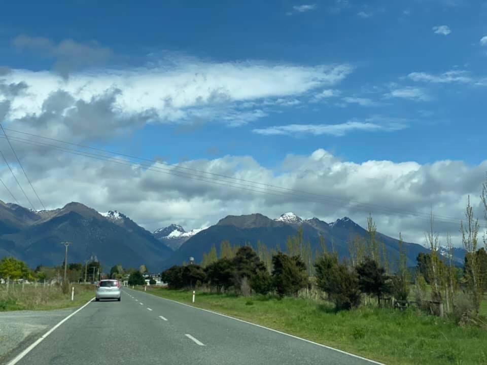 Mountains Edge Cabins Monowai Bagian luar foto